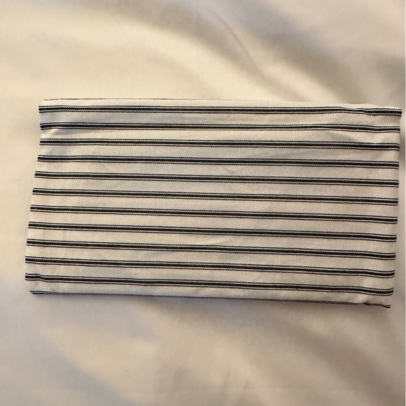 ANYA HINDMARCH PATENT LEATHER CLUTCH WITH ZIPPER AND GOD ACCENTS. With dustbag. - Picture 6 of 8